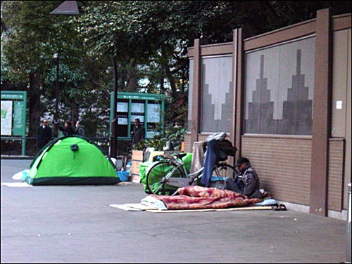 우에노 공원 입구의 노숙자들. 